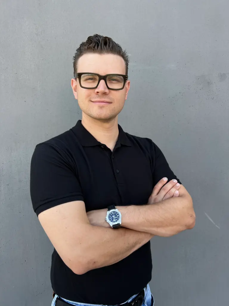 Gründer & Geschäftsführer: Nicolas Pascal Roming. Qualifikationen: Notfallsanitäter, B.SC. Clinical Research, M.A. Medizinpädagogik, AMLS- Instruktor, TTLS- Provider